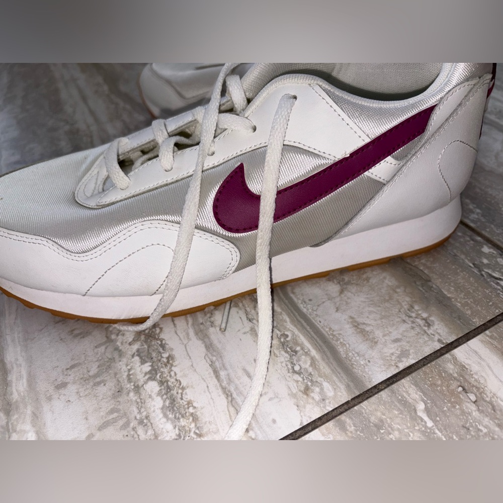 Nike Women's White and Magenta Sneakers sz 11 athletic fashion running shoes - Picture 7 of 11